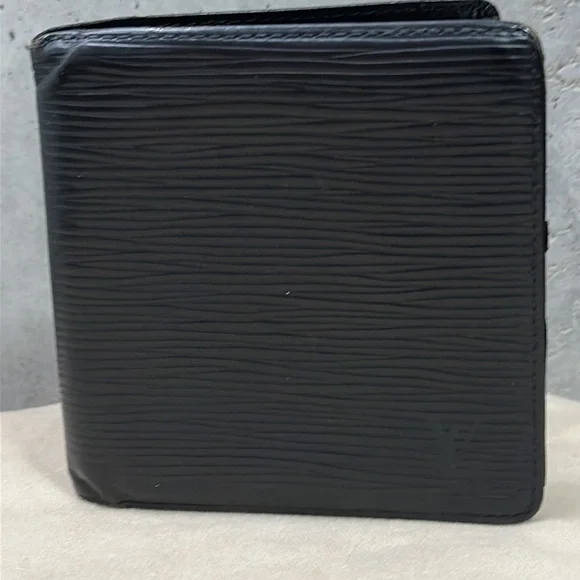 Louis Vuitton black epi 6 credit card slot billfold billets